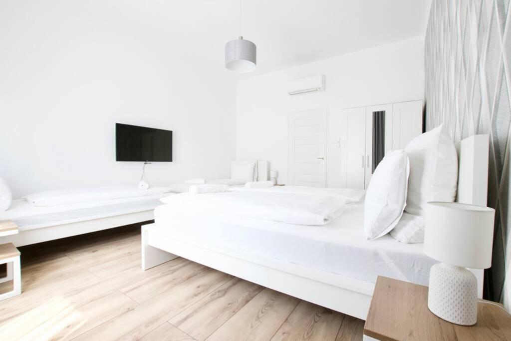 Premium Apartment By Hi5-Vaci Str. 3 Bedroom Budapest Bagian luar foto