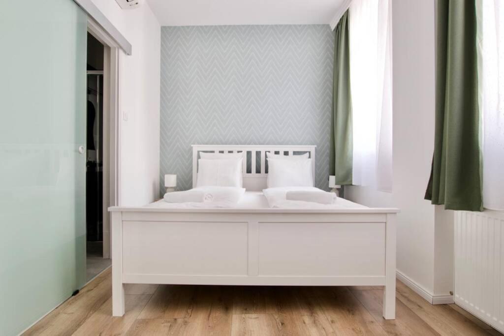 Premium Apartment By Hi5-Vaci Str. 3 Bedroom Budapest Bagian luar foto